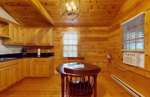 Northport Cabina | Charming studio cabin near hiking trails with firepit, & AC