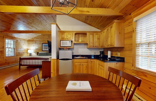 Northport Cabina | Charming studio cabin near hiking trails with firepit, & AC