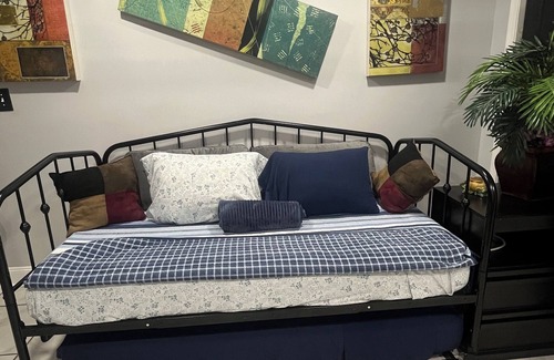 West Philadelphia Apartamento | Charming studio, great location parking & mini-split central air system.