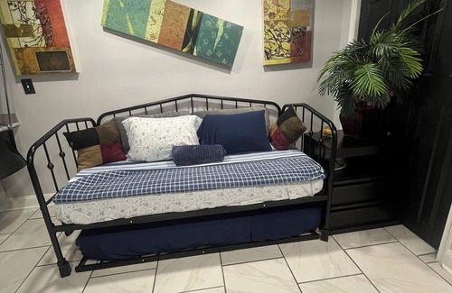 West Philadelphia Apartamento | Charming studio, great location parking & mini-split central air system.