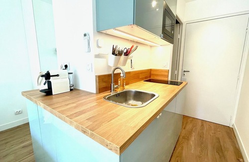 Roquebrune-Cap-Martin Condominio | Charming studio in a residence with a swimming pool, tastefully decorated and offering all the comfort you need. Ideally located just steps from the Principality of Monaco and right next to a grocery store open 7 days a week.