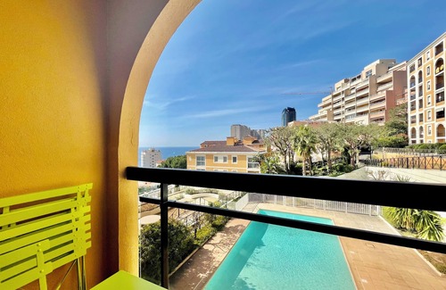 Roquebrune-Cap-Martin Condominio | Charming studio in a residence with a swimming pool, tastefully decorated and offering all the comfort you need. Ideally located just steps from the Principality of Monaco and right next to a grocery store open 7 days a week.