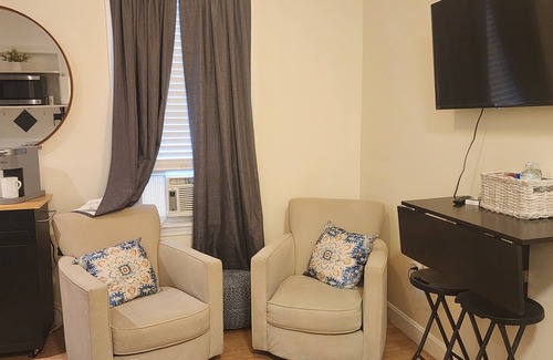 Bangor Apartamento | Charming studio in Bangor Maine on Broadway park.
