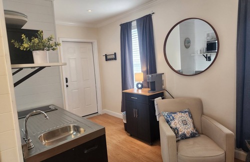 Bangor Apartamento | Charming studio in Bangor Maine on Broadway park.