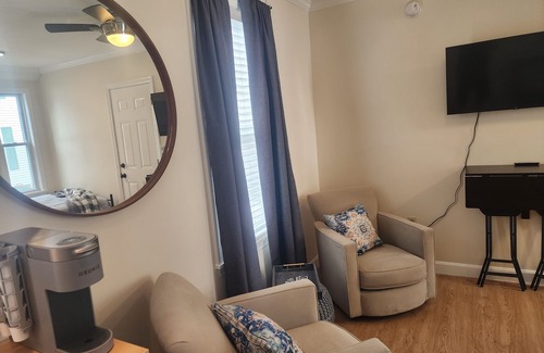 Bangor Apartamento | Charming studio in Bangor Maine on Broadway park.