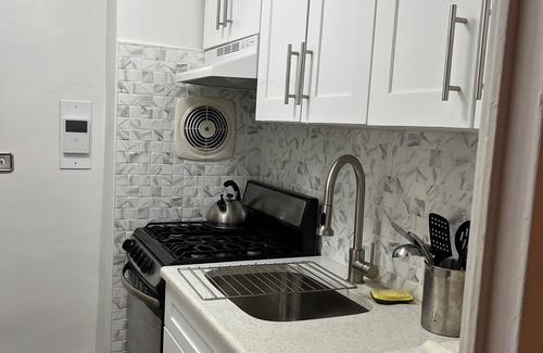 Queens Condominio | Charming studio in Forest hills Queens-near train, subway and shops