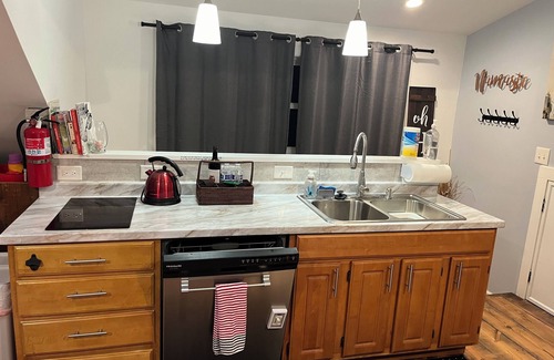 Falls Church Apartamento | Charming studio in wonderful Falls Church Park with WiFi, AC