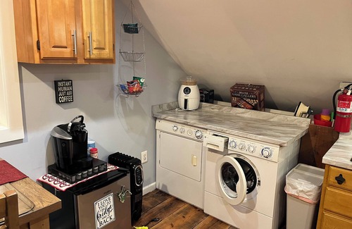 Falls Church Apartamento | Charming studio in wonderful Falls Church Park with WiFi, AC