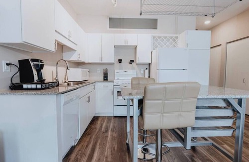 DeBaliviere Place Apartamento | Charming Studio King Bed & Pool St Louis