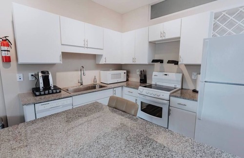DeBaliviere Place Apartamento | Charming Studio King Bed & Pool St Louis