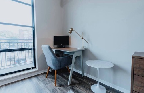 DeBaliviere Place Apartamento | Charming Studio King Bed & Pool St Louis