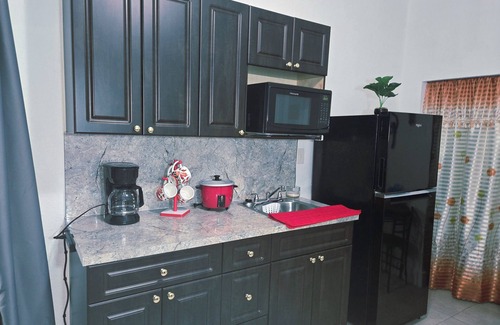Hialeah Apartamento | Charming studio ,no extra fees ,minutes from the airport.