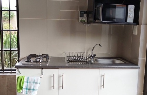 Greater Johannesburg Metropolitan Area Apartamento | Charming Studio Oasis in Kensington, Johannesburg