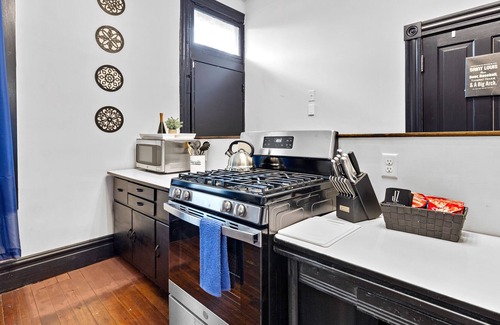 Benton Park Apartamento | Charming Studio on Cherokee Street | JZ Vacation Rentals