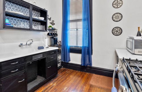 Benton Park Apartamento | Charming Studio on Cherokee Street | JZ Vacation Rentals