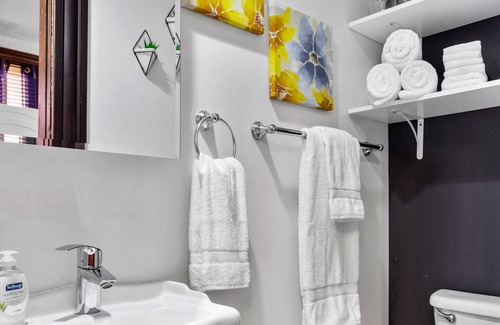 Benton Park Apartamento | Charming Studio on Cherokee Street | JZ Vacation Rentals