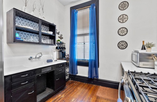 St. Louis Apartamento | Charming Studio on Cherokee Street - JZ Vacation Rentals