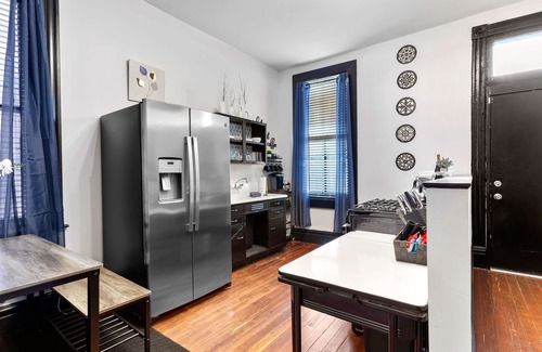 St. Louis Apartamento | Charming Studio on Cherokee Street - JZ Vacation Rentals