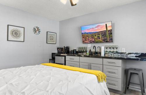 North Mountain Casa | CHARMING STUDIO OVERLOOKING THE POOL.