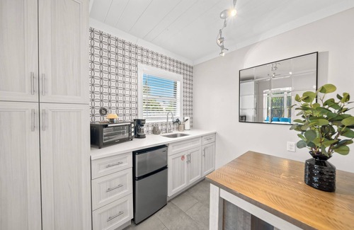 Orlando Beach Condominio | Charming Studio Suite W/ Private beach access, Fire Pit, & BBQ Grills