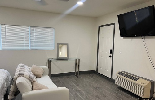 North Las Vegas Apartamento | Charming studio with WiFi and AC in brilliant Near Downtown!