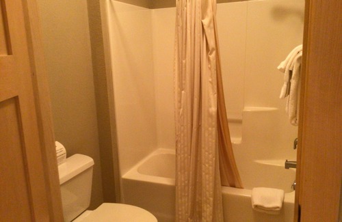 Three Lakes Apartamento | Charming Studio w/ Queen Bed & Twin Sleeper – Northernaire Resort Three Lakes WI