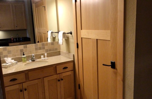 Three Lakes Apartamento | Charming Studio w/ Queen Bed & Twin Sleeper – Northernaire Resort Three Lakes WI