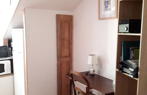 Coaraze Apartamento | Estudio encantador, con jardín privado.