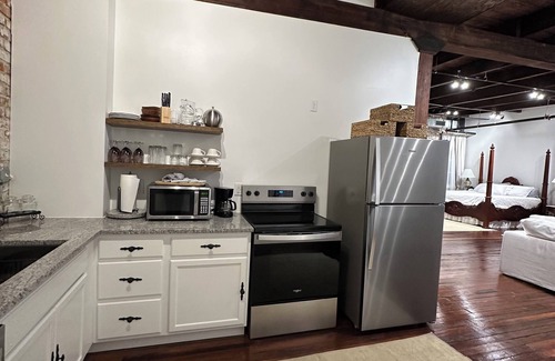 Sunshine Apartamento | Charming studio with AC & WiFi in Historic District of Plaquemine