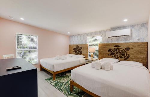 Sanibel Apartamento | Charming Suite with Balcony and Bikes at Historic Sandpiper Inn