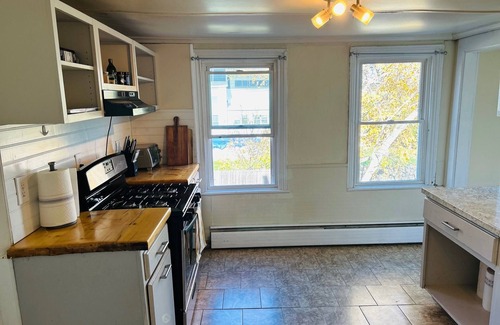 Watervliet Apartamento | Charming, Sunny and Spacious 2-bedroom Flat in Heart of Capitol Region