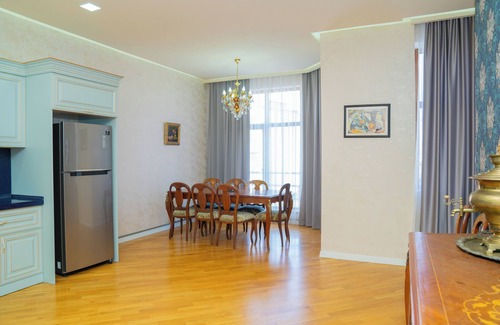 Baku Old Town Apartamento | Charming & Sunny Apartment with Balcony – Family-Friendly, Quiet, Great Location