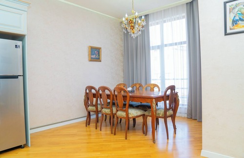 Baku Old Town Apartamento | Charming & Sunny Apartment with Balcony – Family-Friendly, Quiet, Great Location