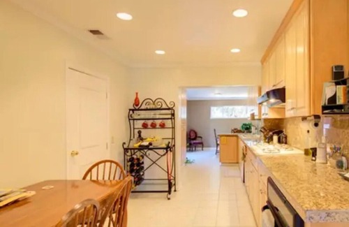Belmont Casa | Charming, sunny, quiet 3-bed bungalow in San Carlos, strong WiFi, hot tub, BBQ.