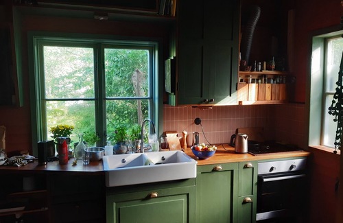 Drottningholm Cabina | Charming Swiss Retreat with Garden, 3 minutes from the lake