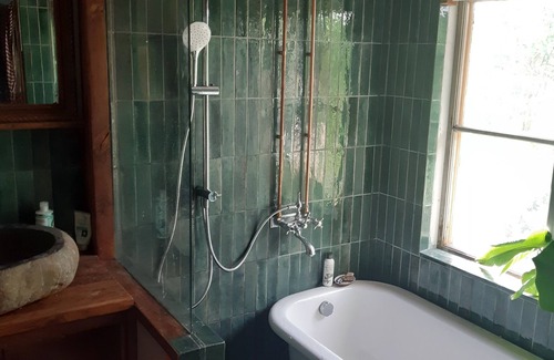 Drottningholm Cabina | Charming Swiss Retreat with Garden, 3 minutes from the lake