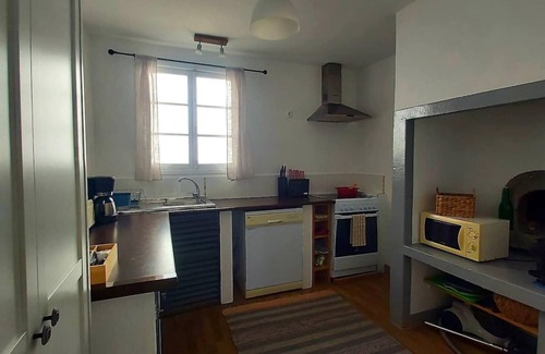 Estreito da Calheta Casa | Charming three bedroom cottage with a pretty garden and free private parking