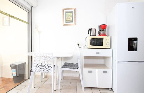 Balaruc-les-Bains Apartamento | Encantador T1 cerca de termas con aire acondicionado y logia