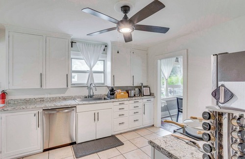 Hilltop Casa | Charming Tacoma Vacation Rental: 2 Mi to Downtown!