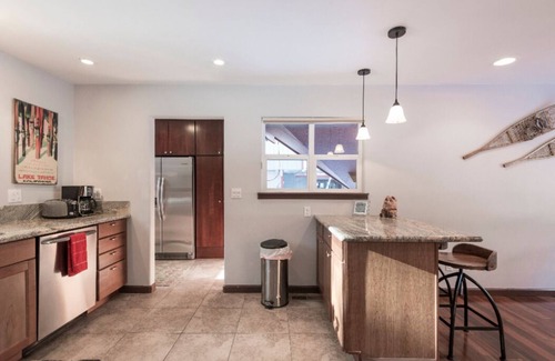 Tahoe Island Cabina | Charming Tahoe Vacation Home 2br/2ba