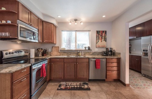 Tahoe Island Cabina | Charming Tahoe Vacation Home 2br/2ba