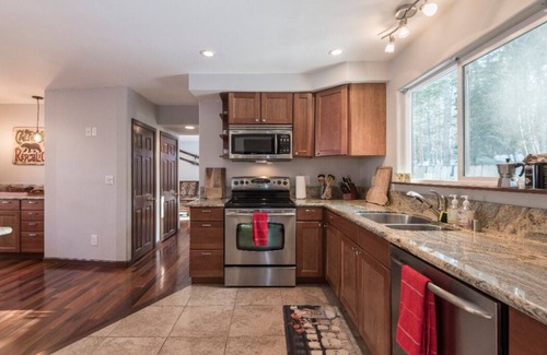 Tahoe Island Cabina | Charming Tahoe Vacation Home 2br/2ba