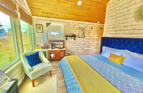 Dripping Springs Cabina | Charming Texas Tree House with Tranquil Views Ideal for Glamping near Austin