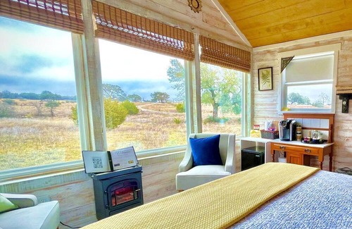 Dripping Springs Cabina | Charming Texas Tree House with Tranquil Views Ideal for Glamping near Austin
