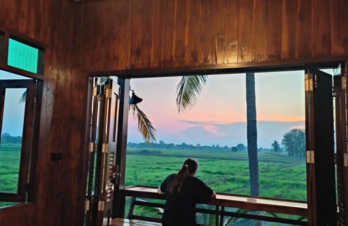 Sukhothai Casa | Charming Thai-style villa in lush greenery 10 mins from bus station near city.