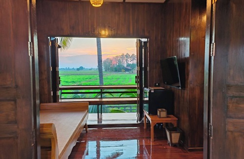 Sukhothai Casa | Charming Thai-style villa in lush greenery 10 mins from bus station near city.