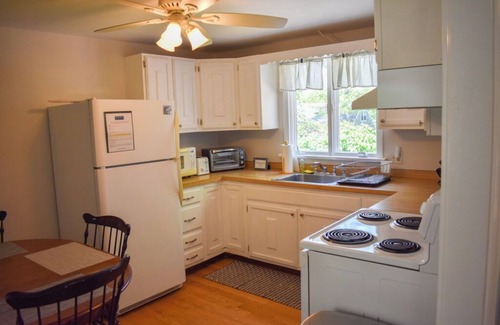 East Harwich Casa | Charming three bedroom home, only 2 miles to Jackknife Beach in Chatham