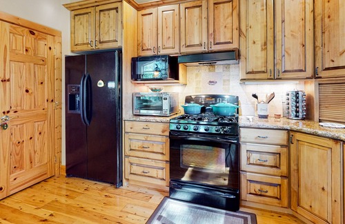 Cascade Cabina | Charming three-story cabin with a private hot tub, deck, & washer/dryer