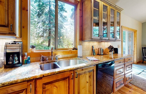 Cascade Cabina | Charming three-story cabin with a private hot tub, deck, & washer/dryer
