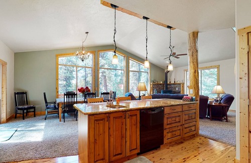 Cascade Cabina | Charming three-story cabin with a private hot tub, deck, & washer/dryer